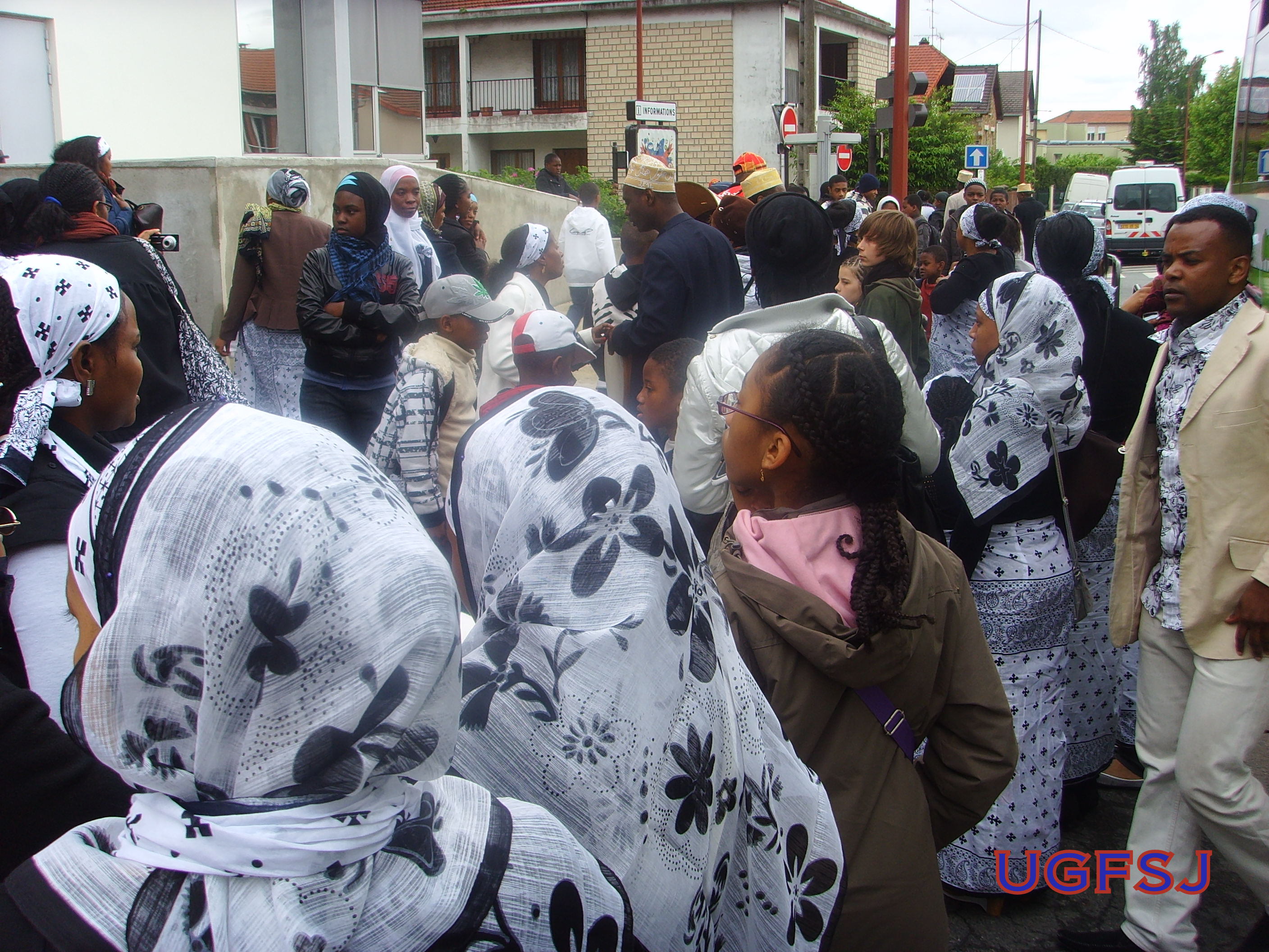 Des membres de l'UGF participant à la fête du lilas